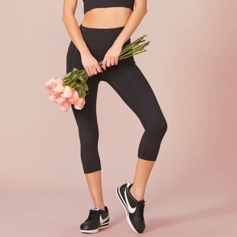 Girlfriend Collective High-Rise Cropped Compressive Leggings in Black Size M